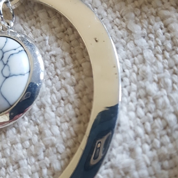 Minimalist Howlite Silver Tone Pendant Necklace - Picture 3 of 5